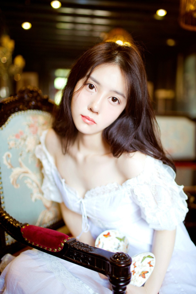 姐妹俩依言进来，大乔担忧的看了小乔一眼，连忙向吕布道：“夫君，妹妹她只是……毕竟当年也算相识一场，并不是……”